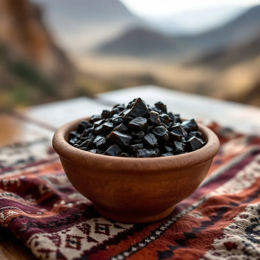Bol de shilajit sur tissu à motifs arabes